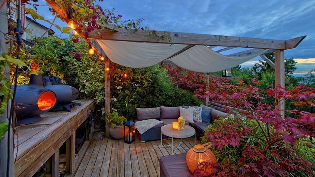 Uteplass - her er det ordnet for utekjøkken - plass til sofaløsning under pergola