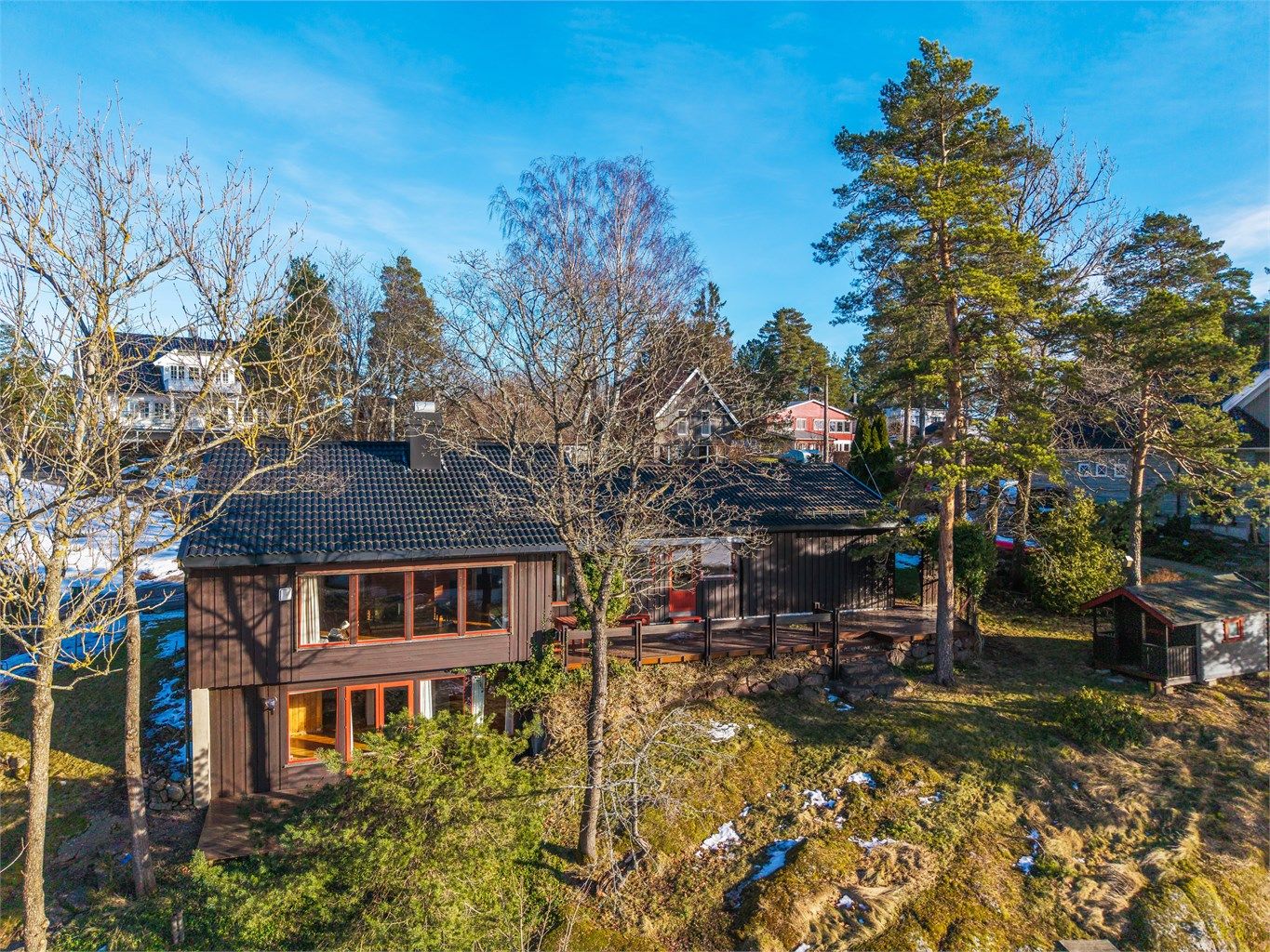 Her bor du luftig og skjermet, med strålende solforhold og panorama over fjorden og byens silhuett.