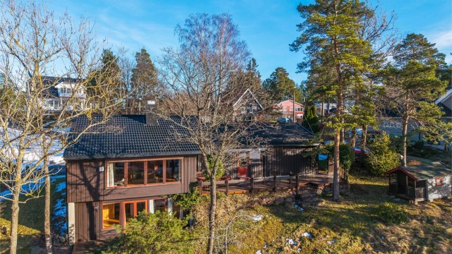 Her bor du luftig og skjermet, med strålende solforhold og panorama over fjorden og byens silhuett.