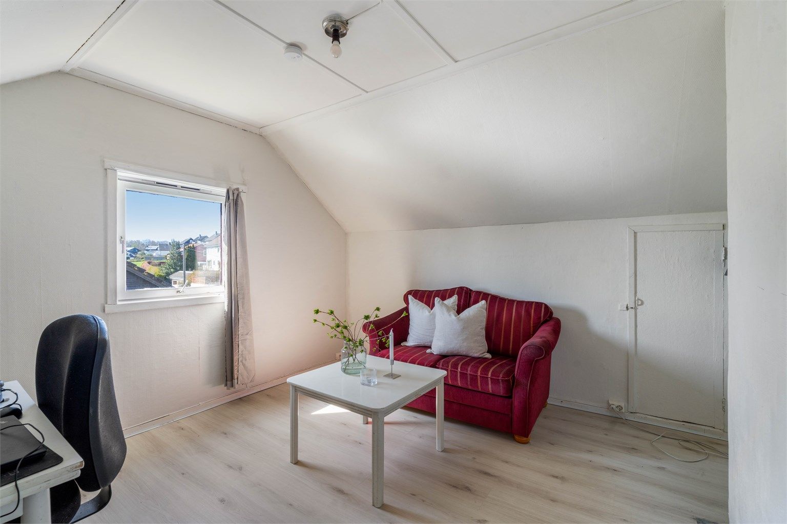 Et av de innredede rommene på loftet, med plass til en liten sittegruppe.