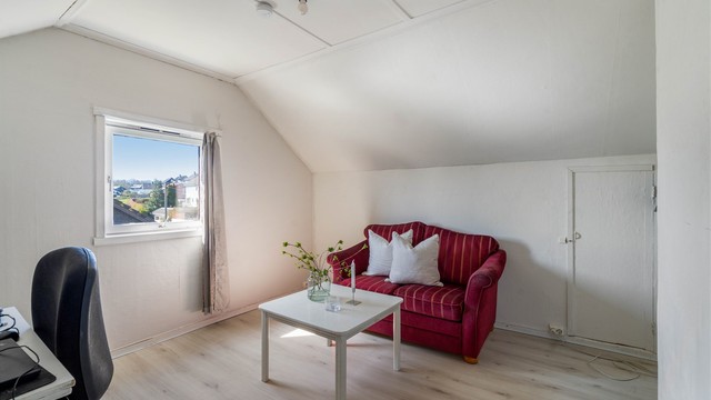 Et av de innredede rommene på loftet, med plass til en liten sittegruppe.