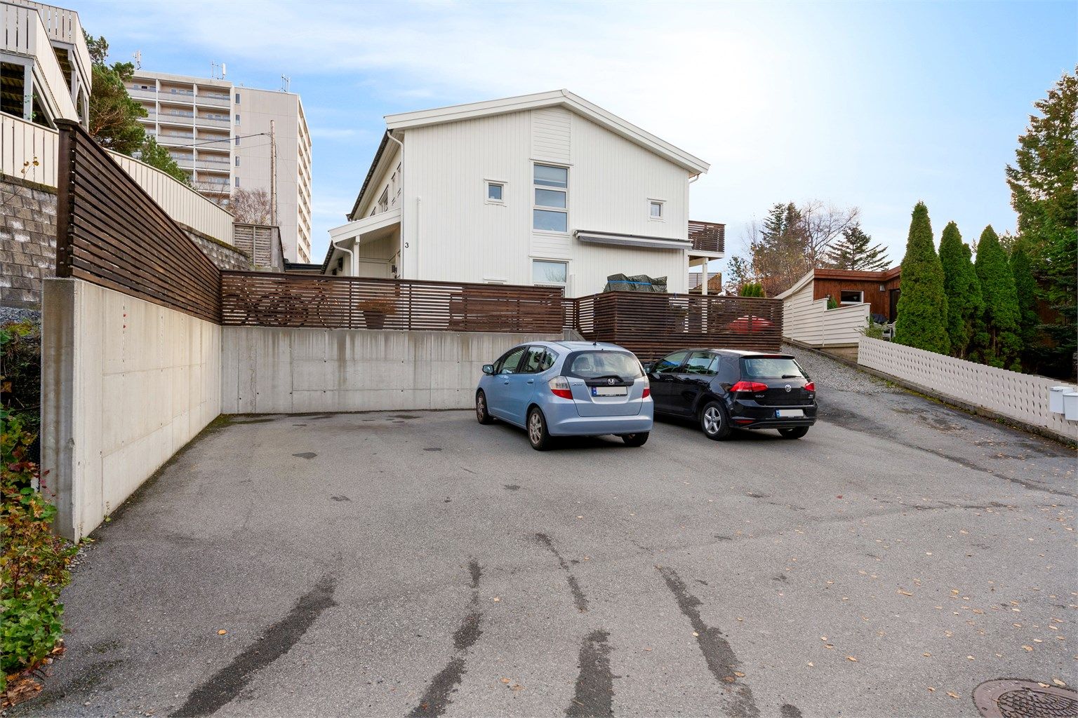 Parkering på felles, asfaltert gårdsplass.
