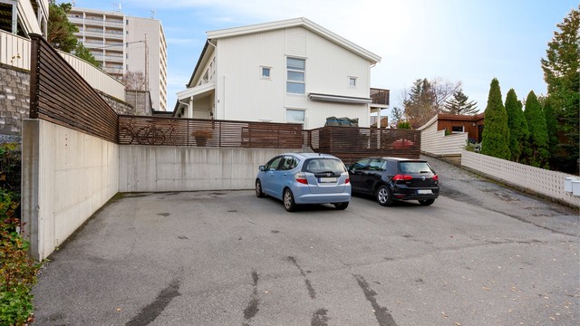 Parkering på felles, asfaltert gårdsplass.
