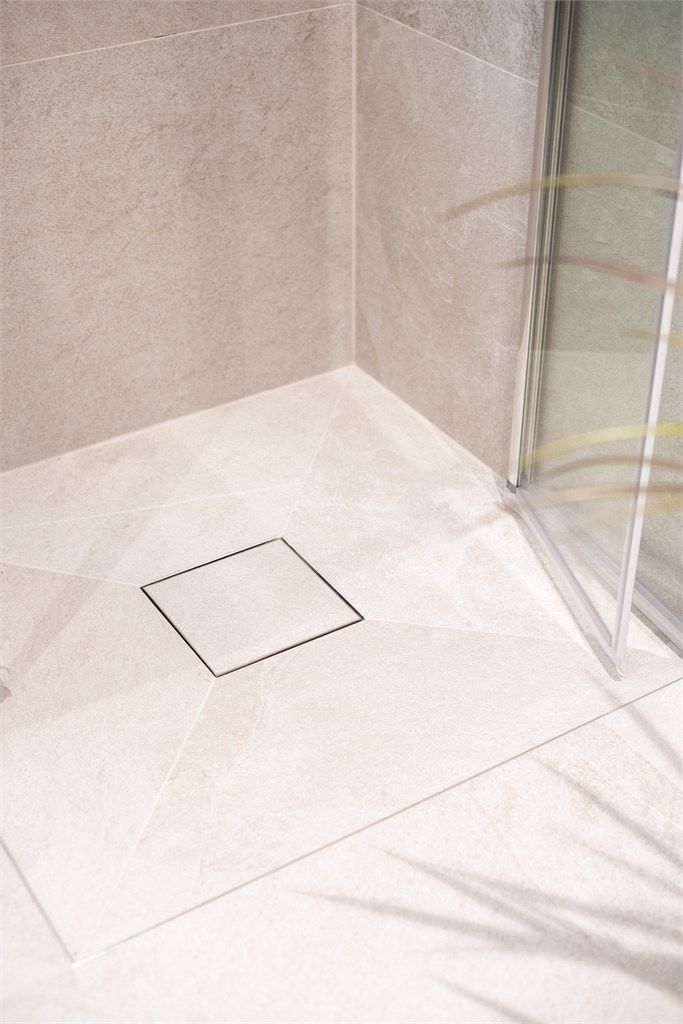 Dusjen har innfellbare glassdører, samt både hånd- og regndusj.