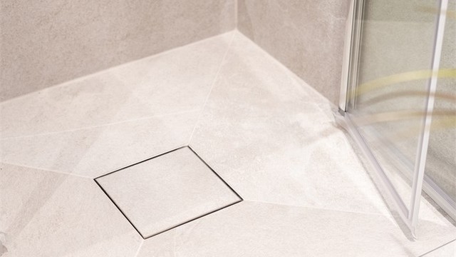 Dusjen har innfellbare glassdører, samt både hånd- og regndusj.