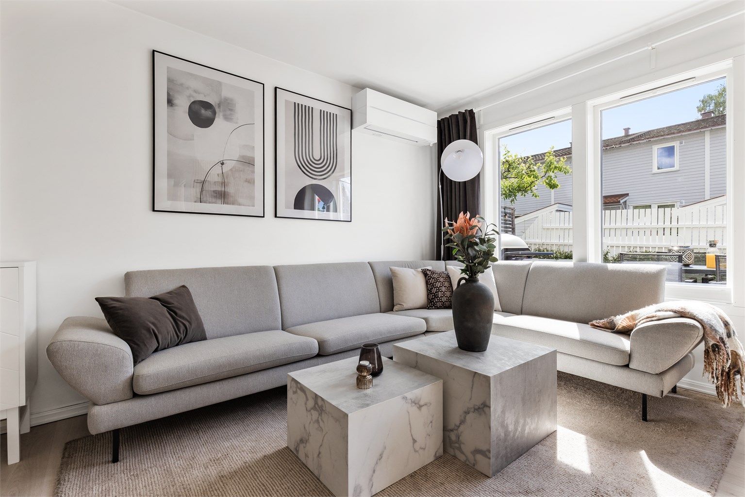 Her er det god plass til hele familien, og de store vindusflatene slipper inn rikelig med naturlig dagslys.