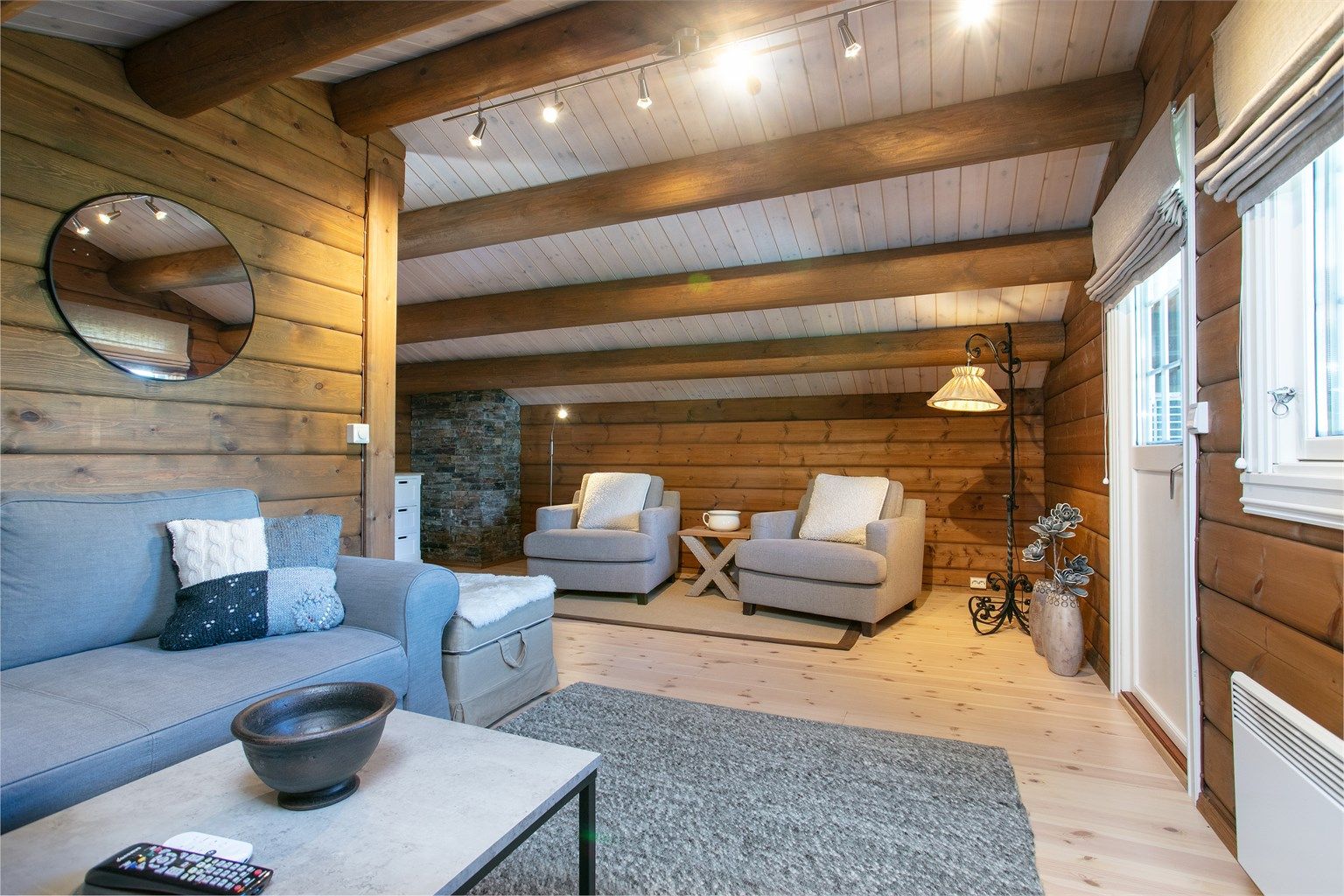 Loftstuen gir et ekstra oppholdsrom med god plass til sittegruppe.