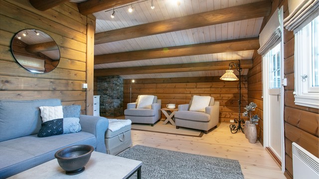 Loftstuen gir et ekstra oppholdsrom med god plass til sittegruppe.
