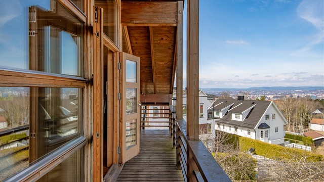 Balkong i 2.etasje med spektakulær utsikt.