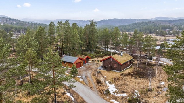 Eiendommen ligger i et etablert og rolig hytteområde, kun fem minutters kjøring fra Gautefall Alpinsenter.