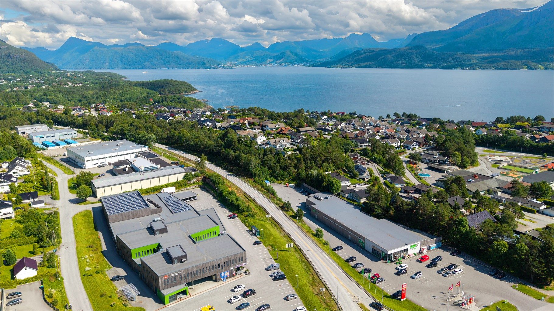 Kort gangavstand til dagligvarebutikker som Kiwi og Rema 1000 på Flisnes.