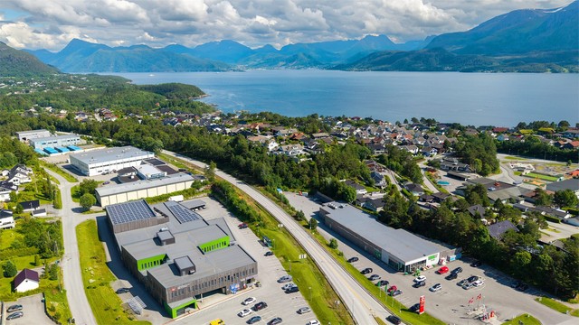 Kort gangavstand til dagligvarebutikker som Kiwi og Rema 1000 på Flisnes.