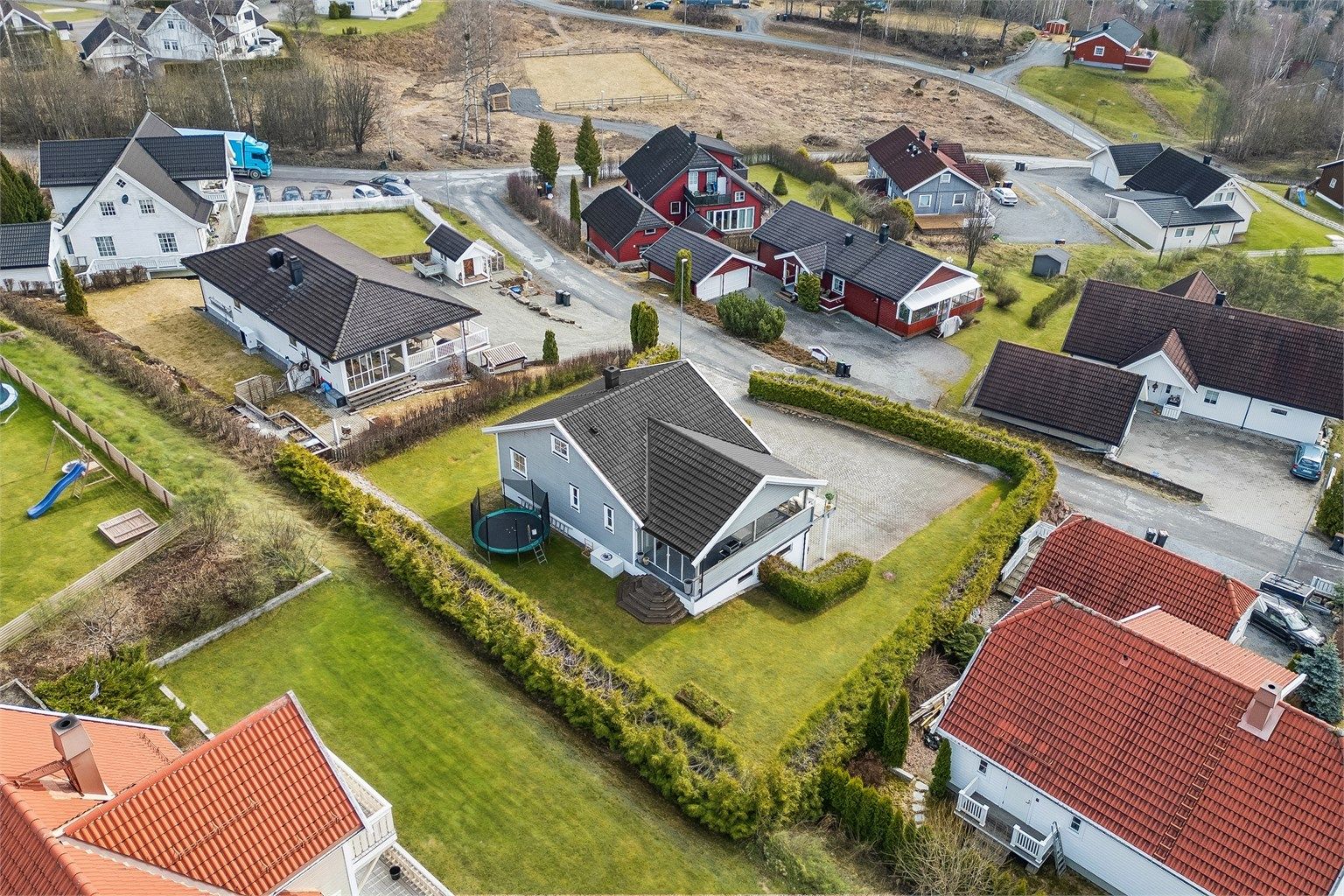 Eiendommen ligger familievennlig til på attraktive Minkafeltet i Brumunddal.