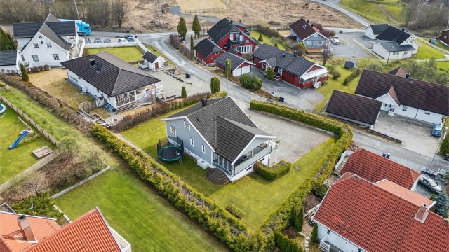 Eiendommen ligger familievennlig til på attraktive Minkafeltet i Brumunddal.