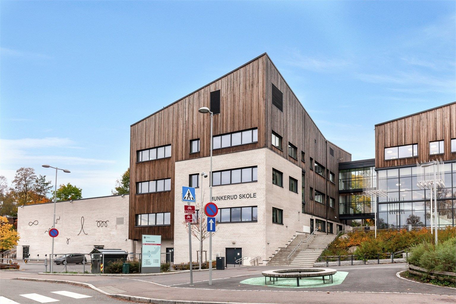 Eiendommen sogner til Munkerud skole (bildet) og til Nordseter ungdomsskole