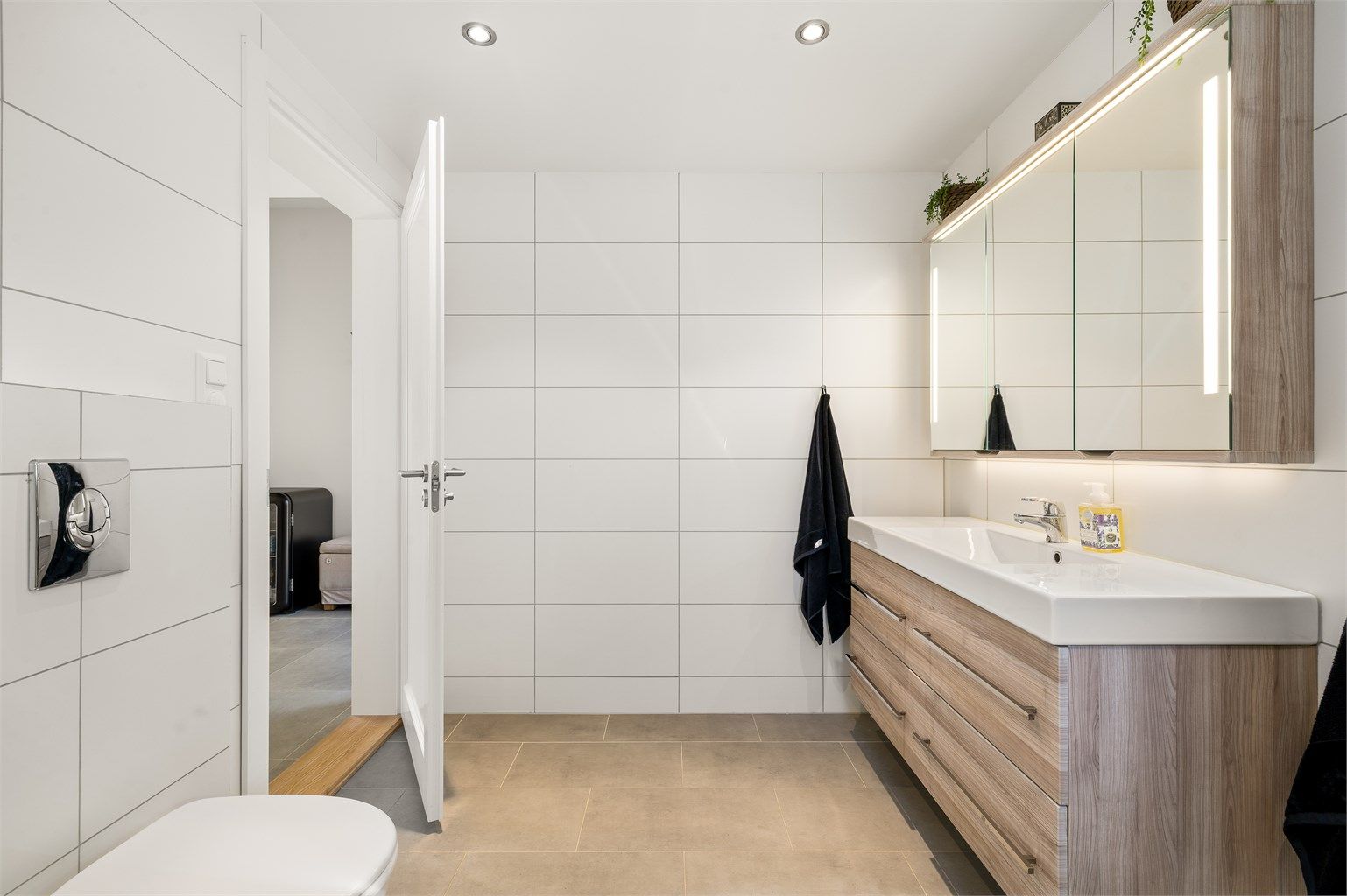 MINIMALISTISK: På badet er det grå flis som gjelder på gulvet, og hvite på veggene.