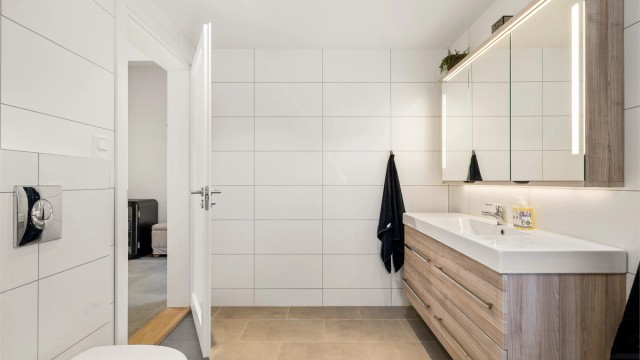 MINIMALISTISK: På badet er det grå flis som gjelder på gulvet, og hvite på veggene.