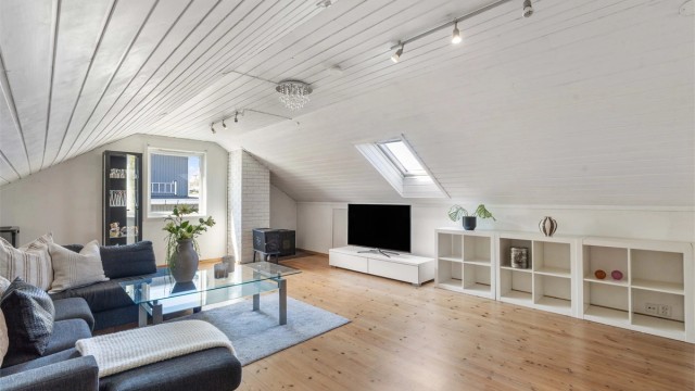 Romslig loftstue.