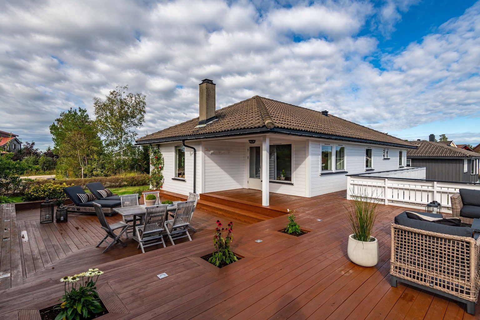 En omfangsrik terrasse er i senere år anlagt ved boligens sydside.