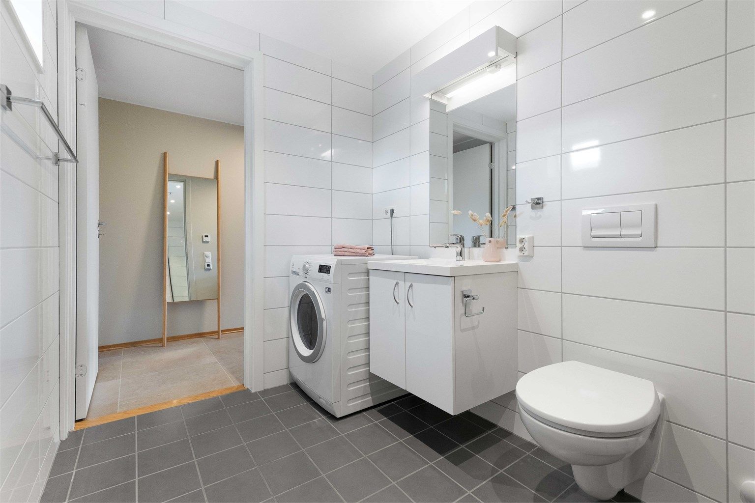 Badet har også opplegg for vaskemaskin. Her er det også god plass til å sette tørketrommel oppå. 