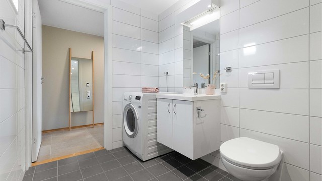 Badet har også opplegg for vaskemaskin. Her er det også god plass til å sette tørketrommel oppå.