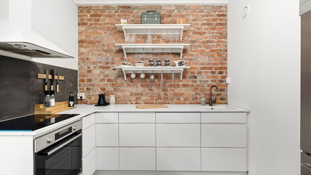 Kjøkkenet har en god og funksjonell planløsning med stor benkeplate som gir rikelig med arbeidsplass, samt plass til spisebord.