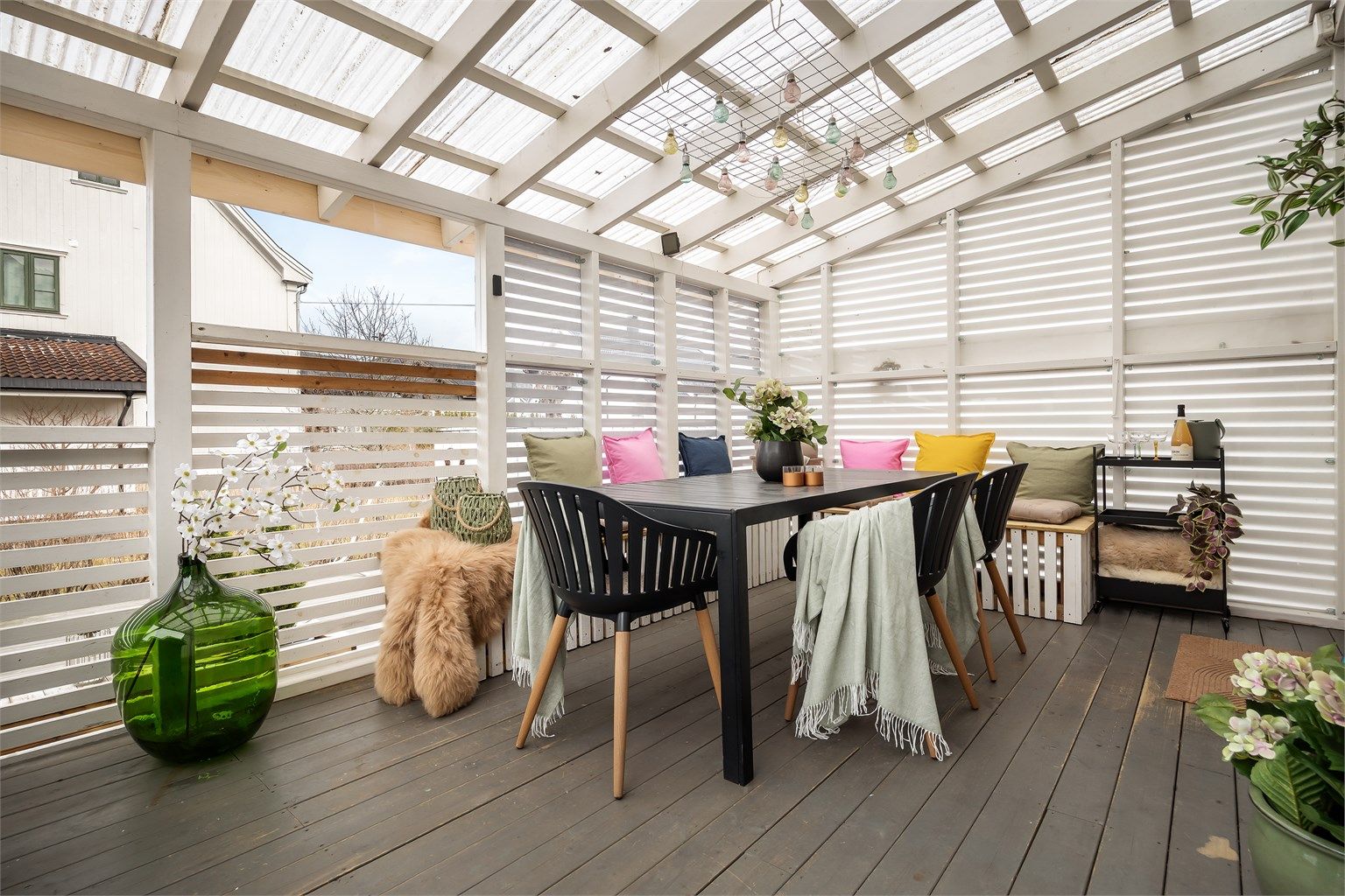 Verandaen er på 14 m² og har god plass til en romslig sittegruppe.