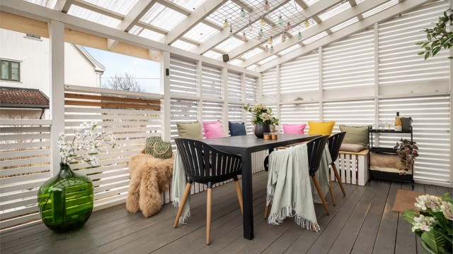 Verandaen er på 14 m² og har god plass til en romslig sittegruppe.