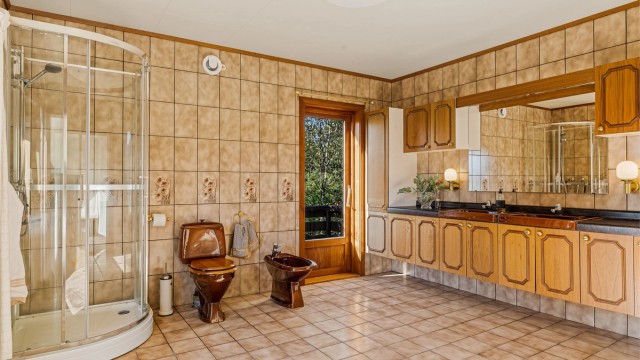 Badet er tilknyttet hovedsoverommet og har egen utgang til veranda. Her er det rendyrket retro. Dusjkabinettet er nylig byttet ut.