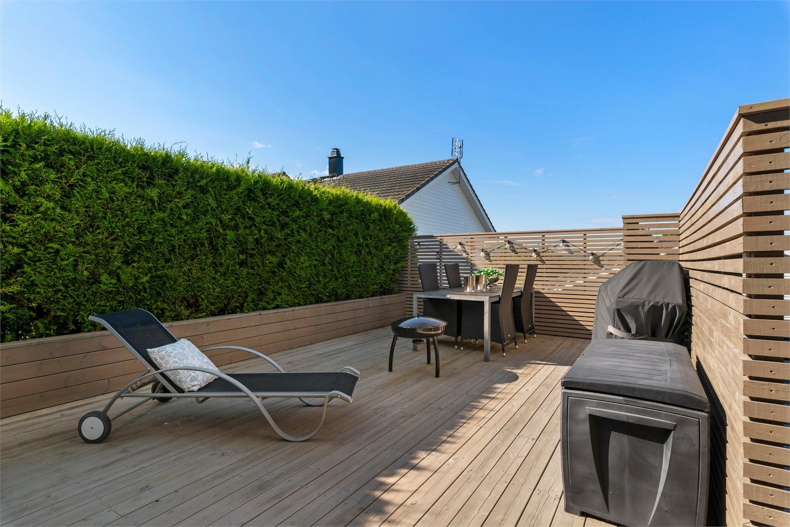Terrassen på ca 28m² med god plass til diverse møblement, grill m.m. I følge selger er det sol gjennom hele dagen og utover kvelden