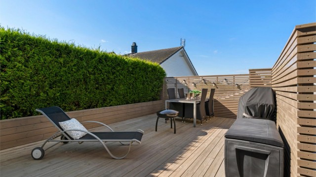 Terrassen på ca 28m² med god plass til diverse møblement, grill m.m. I følge selger er det sol gjennom hele dagen og utover kvelden
