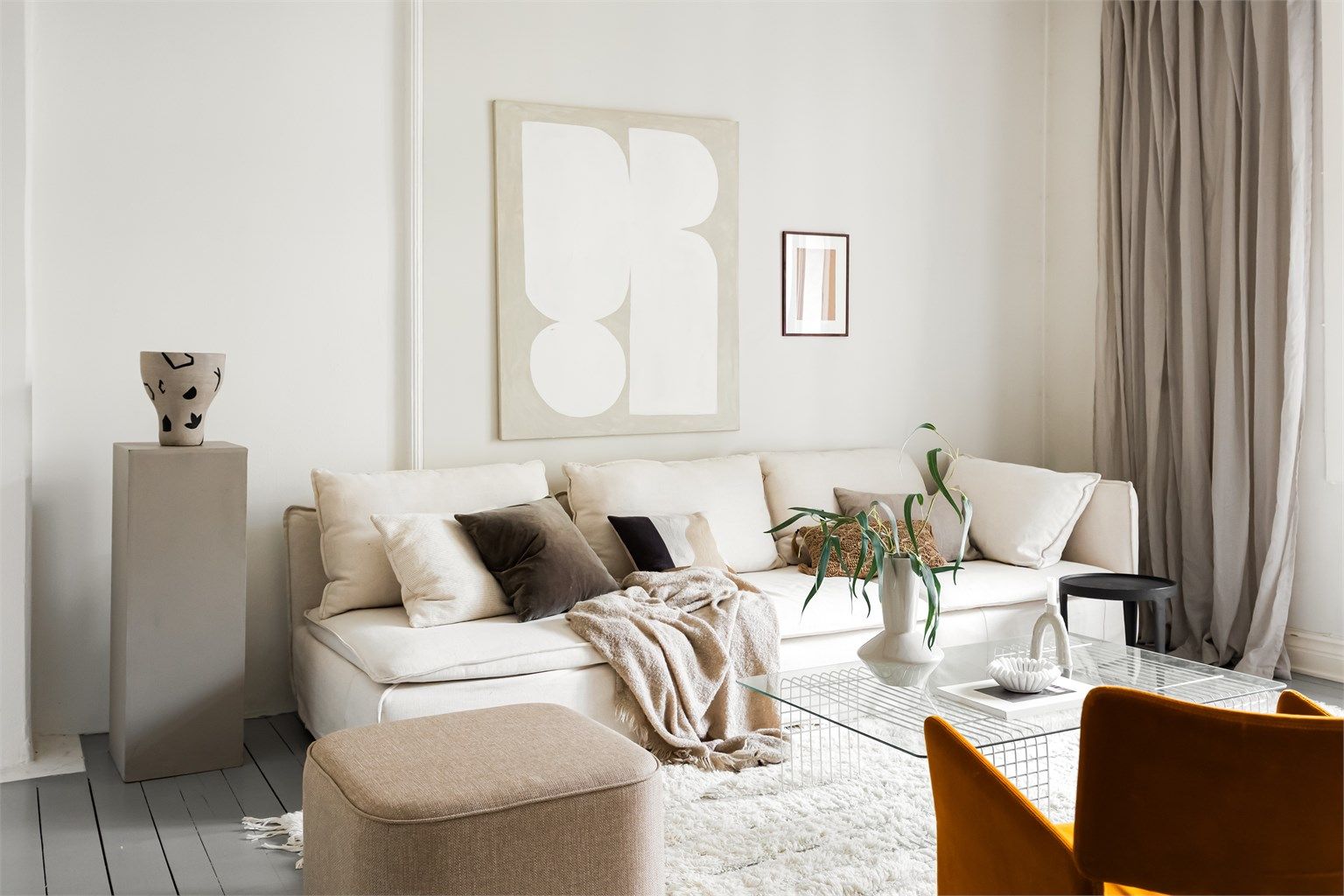 Den første stuen er romslig med god plass til sofa og tilhørende tv-møblement. Den gode takhøyden på 3,08 meter, kombinert med store vindusflater sørger for en luftig atmosfære.