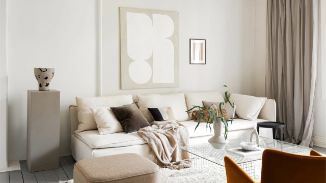 Den første stuen er romslig med god plass til sofa og tilhørende tv-møblement. Den gode takhøyden på 3,08 meter, kombinert med store vindusflater sørger for en luftig atmosfære.