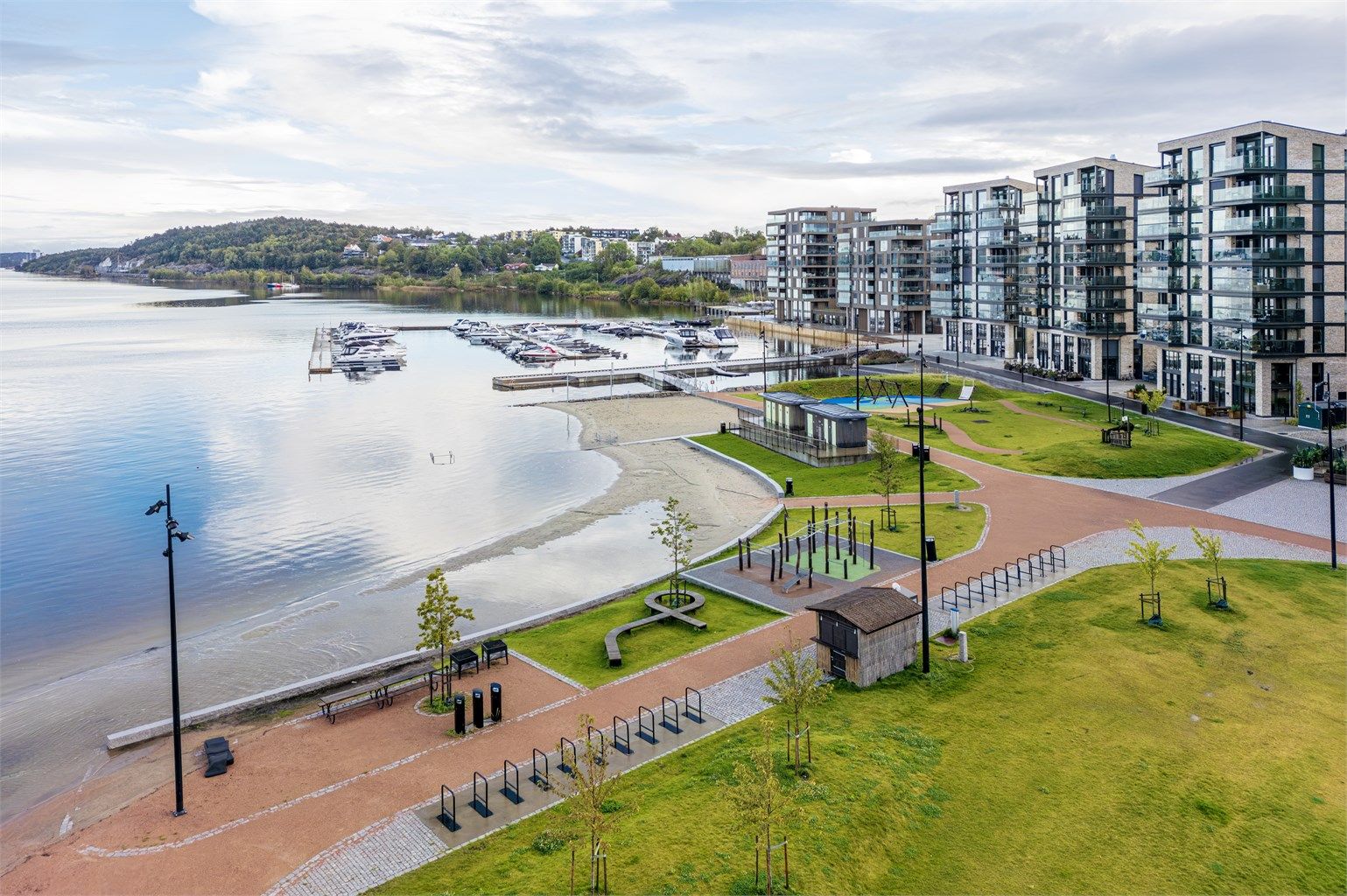 I den nye bydelen finner du også Sjøbadet med parkområder og sandstrand.