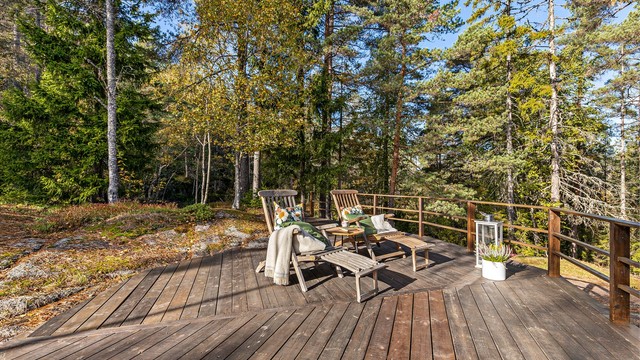 Den store terrassen gir mulighet for å nyte solen i større grad