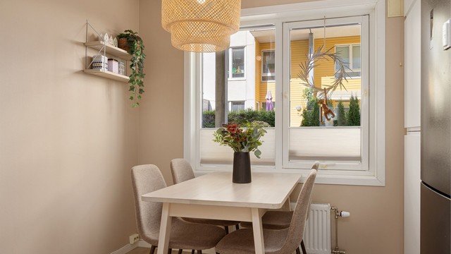Kjøkken har fin plass til spisebord ved vindu