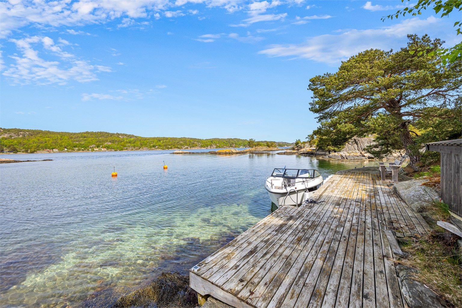 Bryggen som tilhører ligger fint til, delvis i le for den verste sjøen.