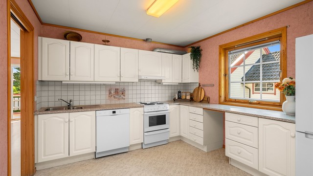 Kjøkken er fra byggeår og ligger naturlig tilbaketrukket fra stuen og har rikelig med skap- og benkeplass å boltre seg på!