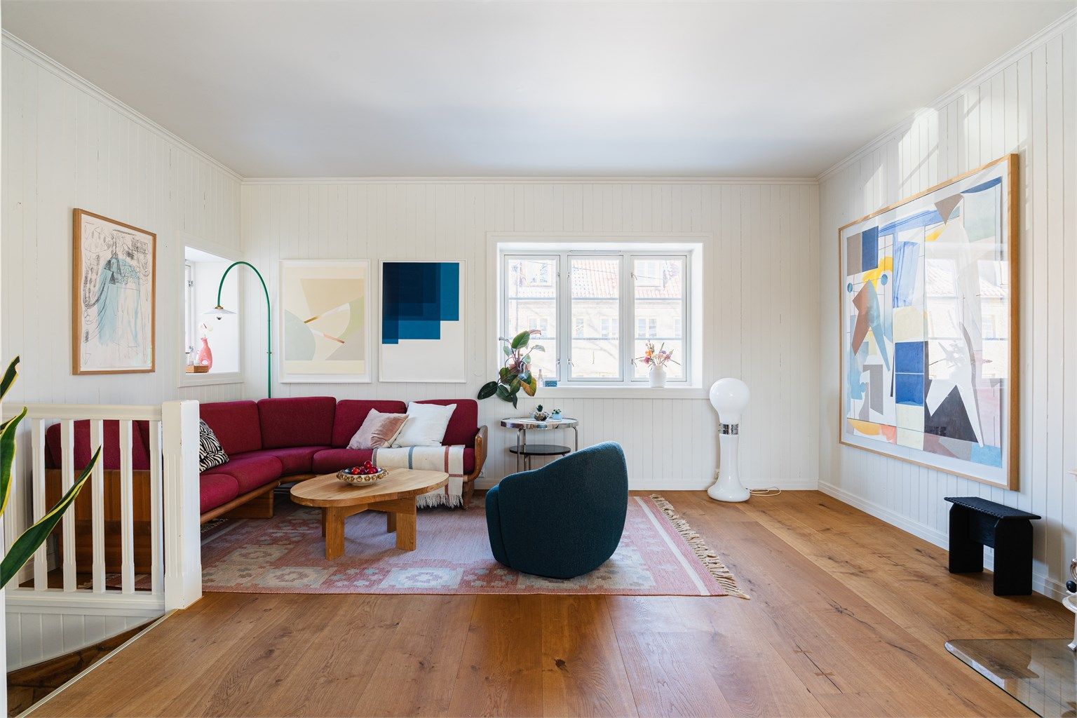 Stuen i andre etasje ble oppgradert i 2021 og har gjennomgående heltre Dinesen eikeparkett. 