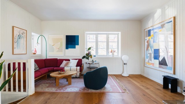 Stuen i andre etasje ble oppgradert i 2021 og har gjennomgående heltre Dinesen eikeparkett.