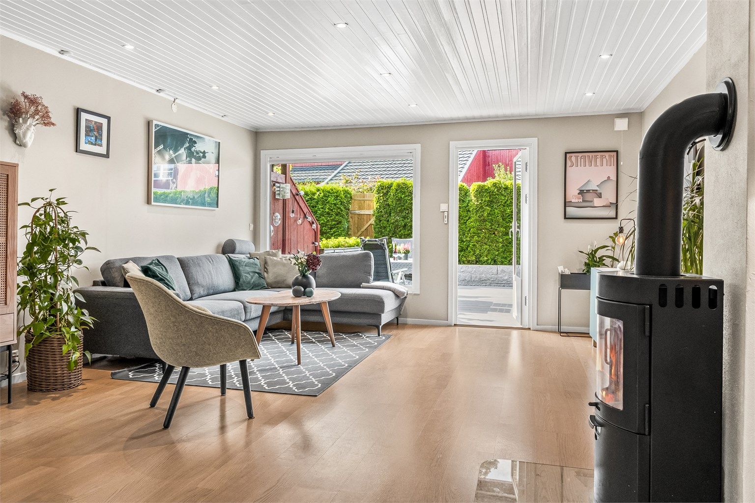 Store vindusflater mot terrassen slipper inn godt med dagslys. Stuen har peis for ekstra hygge og direkte adkomst til en solrik markterrasse på omtrent 31 kvm. 