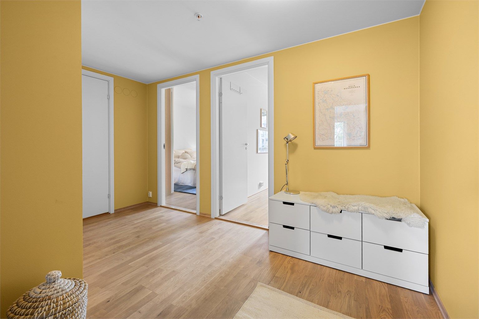 Entréen har god plass til oppheng av yttertøy og skohyller, samt plass til en romslig garderobeløsning. Fra entreen har du også direkte adkomst til leilighetens interne  bod, som gir ekstra god oppbevaringsplass.