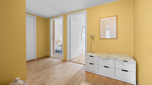 Entréen har god plass til oppheng av yttertøy og skohyller, samt plass til en romslig garderobeløsning. Fra entreen har du også direkte adkomst til leilighetens interne bod, som gir ekstra god oppbevaringsplass.