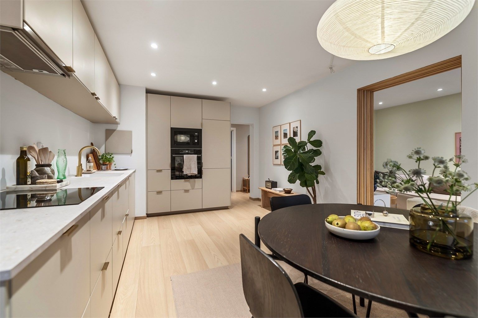 Stilren innredning fra Ikea ble satt inn i 2022 med spraymalte fronter