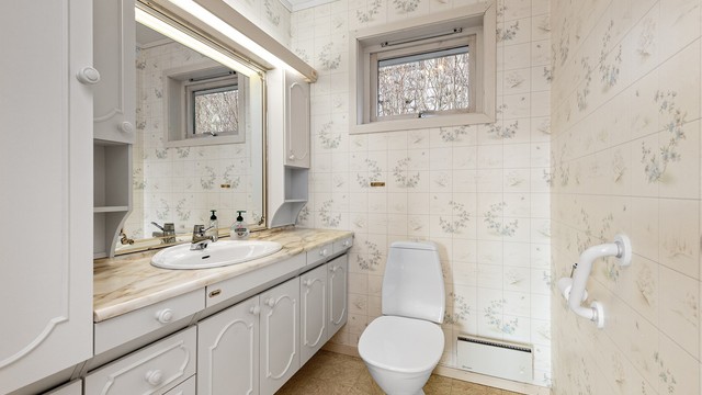 Badet i underetasjen er fra byggeåret og har epoxybelegg på gulv, dusjnisje og toalett