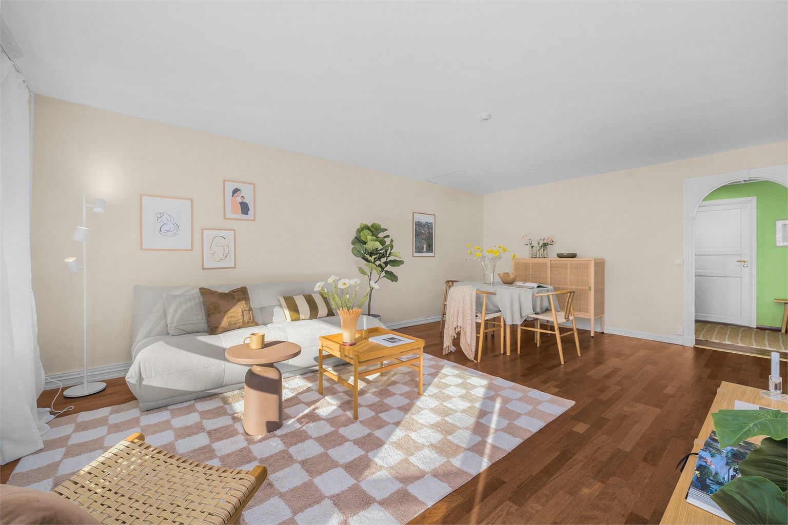 Her er det god plass til sofagruppe, spisestue og annet stuemøblement. 