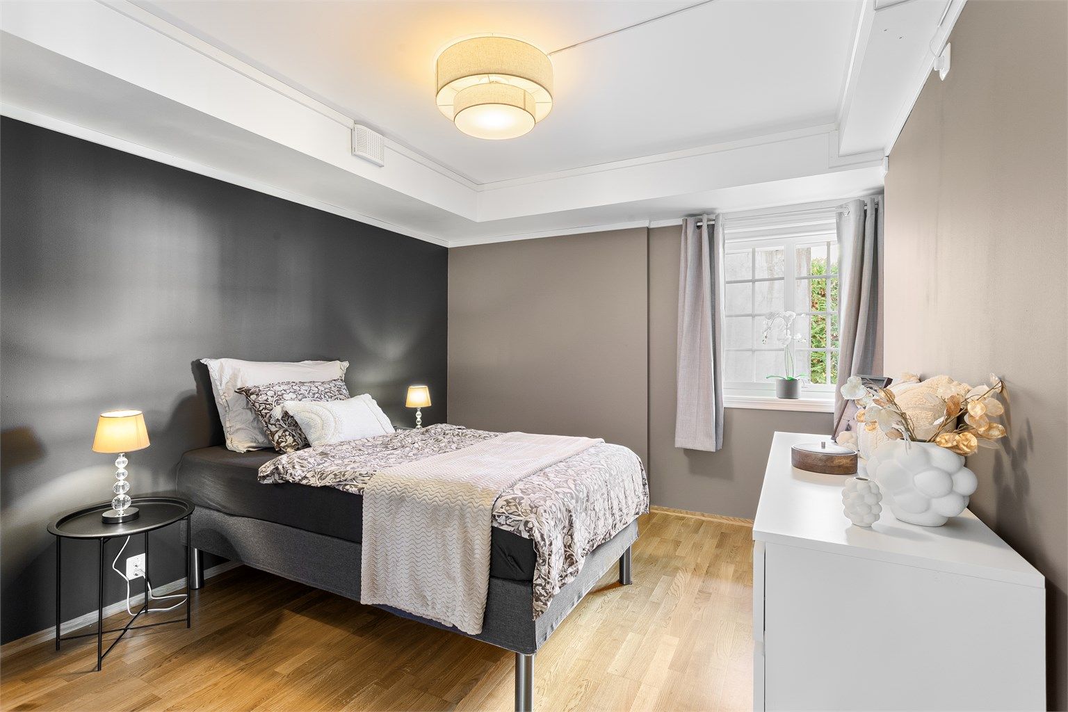 Hovedsoverom med plass til dobbeltseng og kommode.