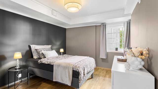 Hovedsoverom med plass til dobbeltseng og kommode.