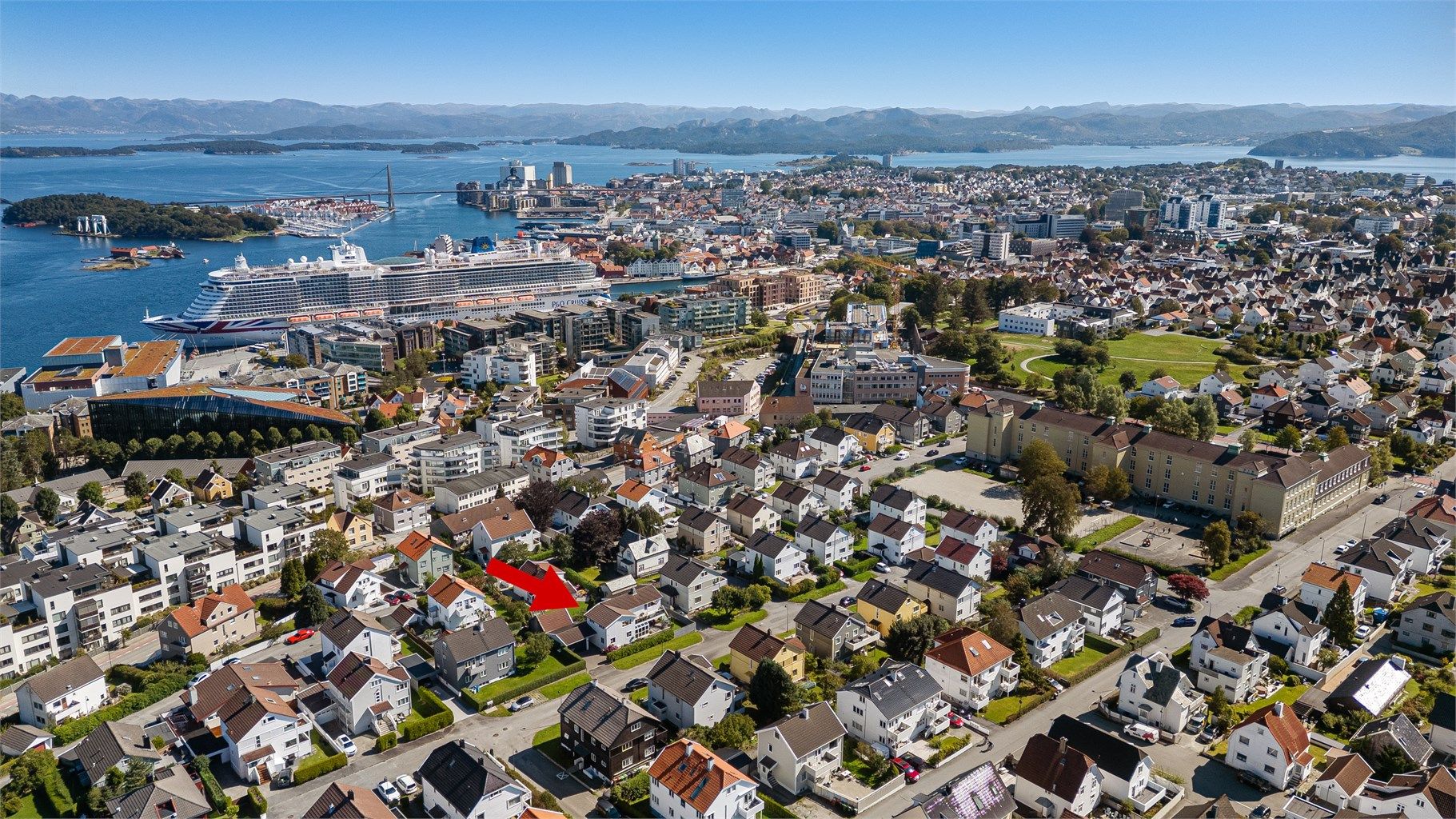 Nabolaget består for det meste av lik bebyggelse. Det er grønt og frodig i området rundt og flotte turområder i kort avstand fra boligen ved Lille og Store Stokkavannet, Mosvannet og Byhaugen.