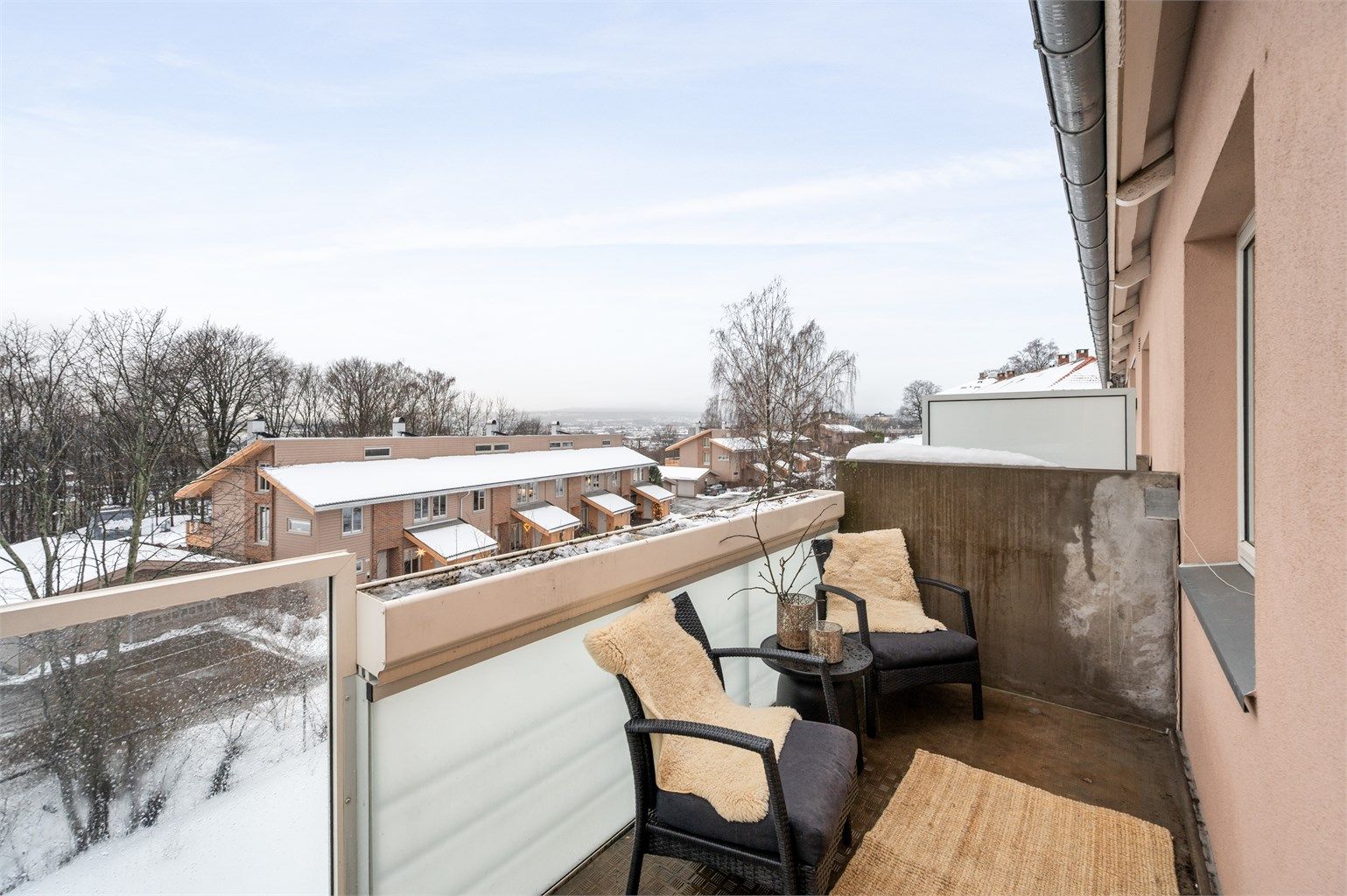 Den vestvendte balkongen på 6 m² er en skjermet og privat uteplass med gode solforhold.